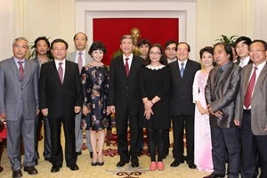 越共中央政治局委员丁世兄与越中两国作家协会代表团。